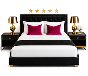 Cama de matrimonio con ropa de cama rosa y blanca y cinco estrellas doradas sobre el cabecero