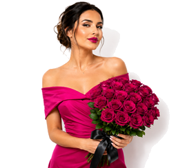 Mujer con vestido rosa sosteniendo un ramo de rosas rojas